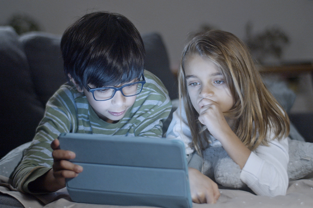 Balancing Screen Time with Real-Time Play: Tips for Busy Parents