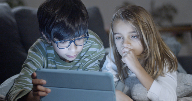 Balancing Screen Time with Real-Time Play: Tips for Busy Parents